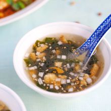 よだれ鶏とご一緒に♪『カリカリ鶏皮とわかめのスープ』