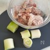 10分で完成！【鶏もも肉と長ネギのバターソルト焼き】の工程1
