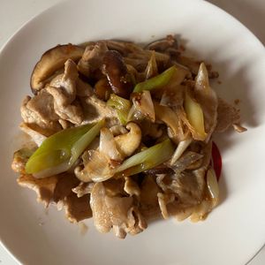 ミキティの作ってみた!投稿(【豚肉とネギとシイタケの炒め】焼肉のたれで手軽に美味しい。)