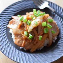 すぐできる!豚バラのガリバタポン丼