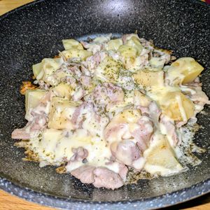 joe sanの作ってみた!投稿(フライパンごとドド～ンと食卓へ！じゃがバター豚チーズ焼き)