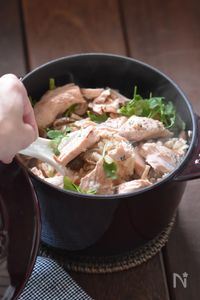 【STAUBレシピ】たっぷり満足♪鮭としめじのパクチーご飯