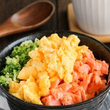 家族喜ぶ♪♪ふっくら焼鮭とふんわりそぼろ卵の三食そぼろ丼