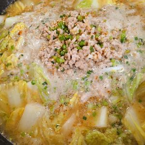 ゆみの作ってみた!投稿(ワンタンの皮入り♪たっぷり白菜ともやしの味噌ラーメン風鍋)