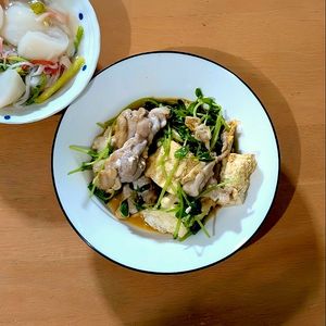 かおちゃんの作ってみた!投稿(包丁、まな板使いません＊豆苗のカレーチャンプルー＊)