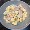 すぐできる♩《鶏肉とじゃがいもの塩ガーリック炒め》の工程3