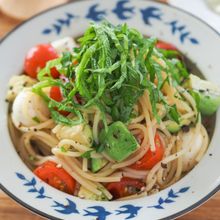 めんつゆで簡単♪あっさり美味しい【アボカドモッツァパスタ】