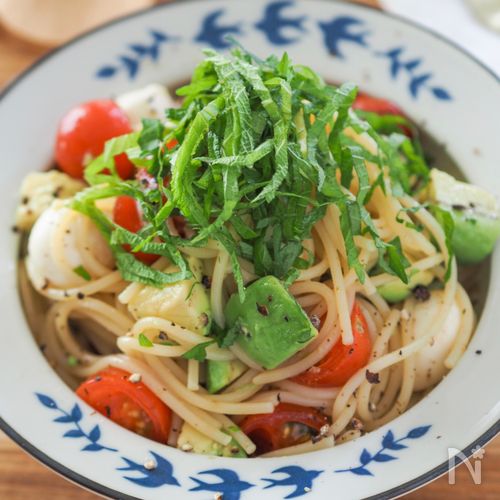 めんつゆで簡単♪あっさり美味しい【アボカドモッツァパスタ】