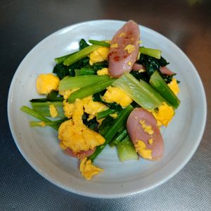 Sakippeの作ってみた!投稿(小松菜と魚肉ソーセージの卵炒め)