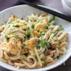 旨味たっぷり！青ねぎまみれ♡ツナたまオイマヨ焼きうどん