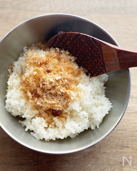 温かいご飯に調味料と削り節を混ぜる