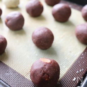 カラメルナッツのココアスノーボールクッキー | レシピサイトNadia
