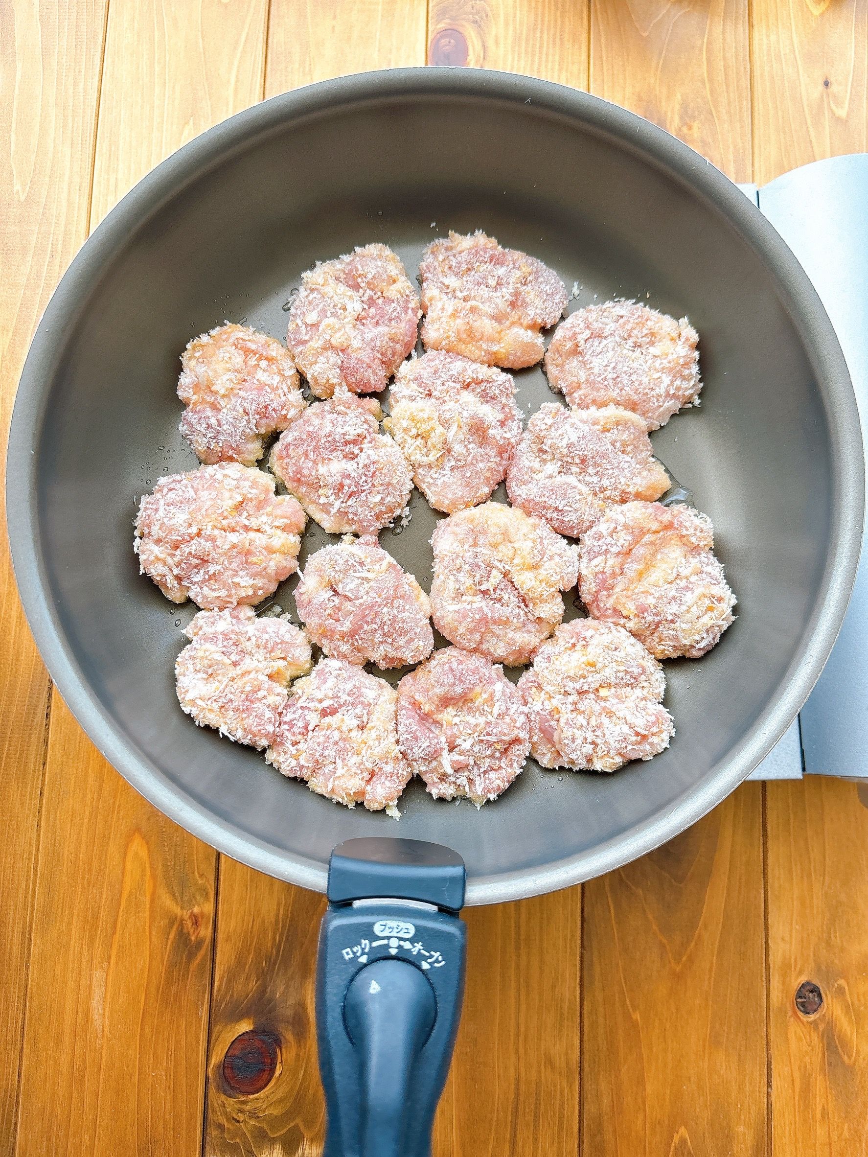 安い豚こまが豪華メインに！豚こまひと口カツの蒸し野菜添え | レシピ