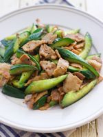 豚バラきゅうりのショウガ炒め