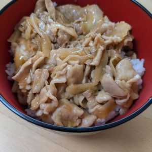 みょんともの作ってみた!投稿(マヨ de コクうま♪『豚こまのマヨ生姜焼き丼』)