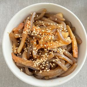 こっこちゃんの作ってみた!投稿(5分で味しみ♪『こんにゃくの甘辛きんぴら』【#作り置き】)