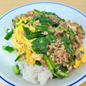 Tsuneaki Okadaの作ってみた!投稿(ニラとひき肉のとろ卵丼)