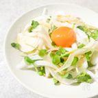 新玉ねぎの月見サラダ