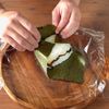 \お弁当にも最適/
【ふんわりたまごとしそ昆布のおにぎらず】の工程3