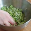 さっぱりやみつき！きゅうりとトマトの和風酢の物の工程1