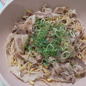 milkの作ってみた!投稿(フライパンで豆もやしと豚バラのオイぽん蒸し)