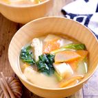 落ち着く味♪『小松菜とにんじんと油揚げのお味噌汁』