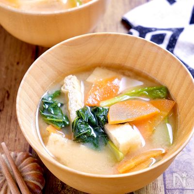 落ち着く味♪『小松菜とにんじんと油揚げのお味噌汁』