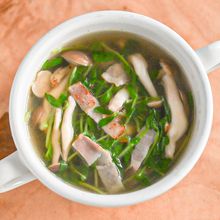 節約食材で作ろう!豆苗としめじのベーコンスープ