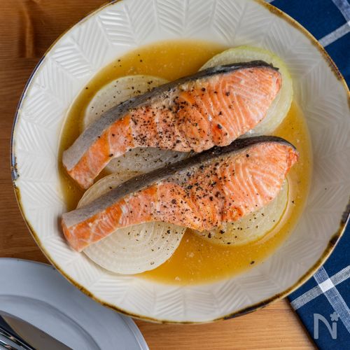 【レンジで５分だけ】鮭と玉ねぎのバタポン酒蒸し