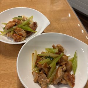 1043731の作ってみた!投稿(【鶏肉とセロリの白だし炒め】セロリ１本丸ごと使い切り)