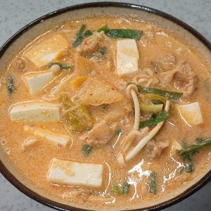 ひろりぃの作ってみた!投稿(【腸活に♪豆乳味噌キムチスープ】具材を切って煮るだけ！)