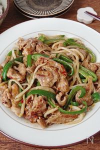 ご飯がすすむ節約おかず！豚こまもやしの旨辛味噌炒め