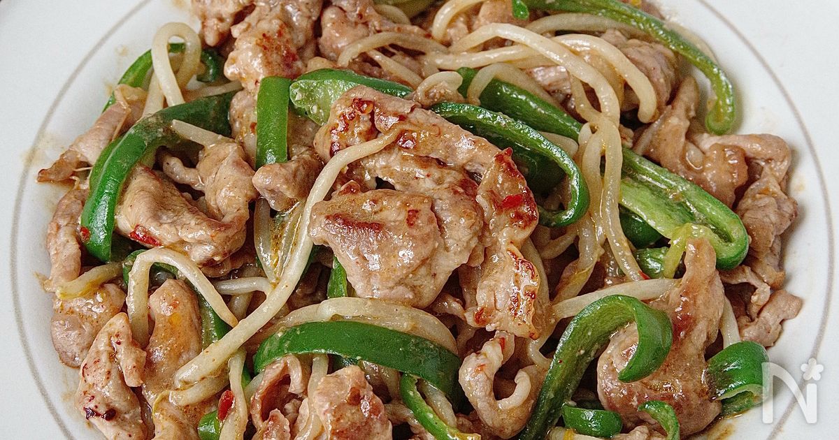ご飯がすすむ節約おかず！豚こまもやしの旨辛味噌炒め