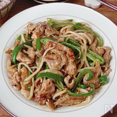 ご飯がすすむ節約おかず!豚こまもやしの旨辛味噌炒め
