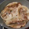 豚バラとバターコーンマヨの月見お好み焼きの工程4
