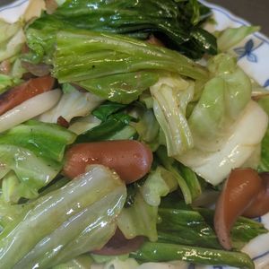 はるはるの作ってみた!投稿(春きゃべつとウインナーのガリバタコンソメ炒め)