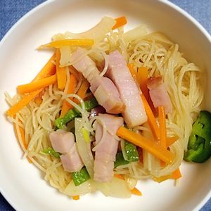 猫の作ってみた!投稿(フライパン一つで！ベーコン入りビーフン)