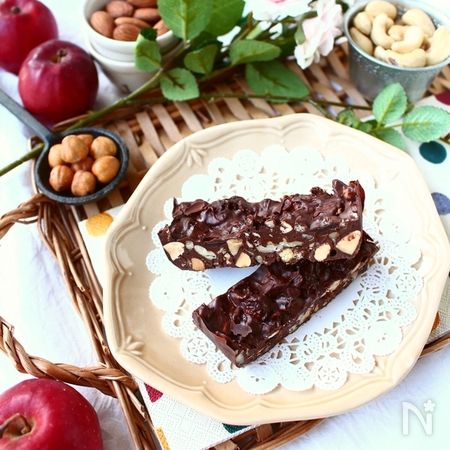 ナッツぎっしり チョコレートグラノーラバー By 庭乃桃 レシピサイト Nadia ナディア プロの料理家のおいしいレシピ