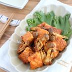 お弁当やおつまみに♪鮭としめじのカレーケチャップ炒め