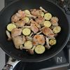 さっと煮込むだけ！チキンとズッキーニのデミグラス煮込みの工程3