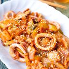お酒がすすむピリ辛味！いかとセロリのキムチ炒め