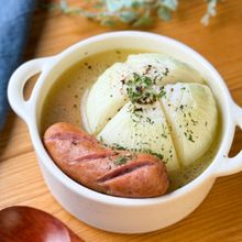 新玉ねぎとソーセージの丸ごとコンソメスープ