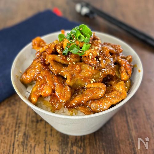 【ヤンニョム豚丼】甘辛タレでご飯が止まらない🍚