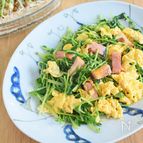 豆苗とベーコンエッグのさっと炒め