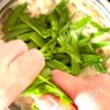 包丁いらず!《ニラともやしのコクうま味噌バタースープ》の工程3
