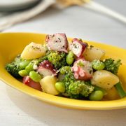 あの大人気コンビニ惣菜！【タコとブロッコリーのバジルサラダ】
