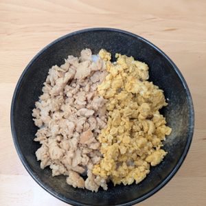 ゆいの作ってみた!投稿(5分で絶品!【王道の鶏そぼろ丼】簡単・混ぜるだけ♡)