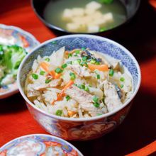 秋の味覚を凝縮！さんまとごぼうの土鍋炊き込みご飯