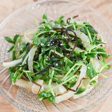 切って和えるだけ！豆苗と新玉ねぎの塩こんぶサラダ