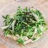 切って和えるだけ!豆苗と新玉ねぎの塩こんぶサラダ